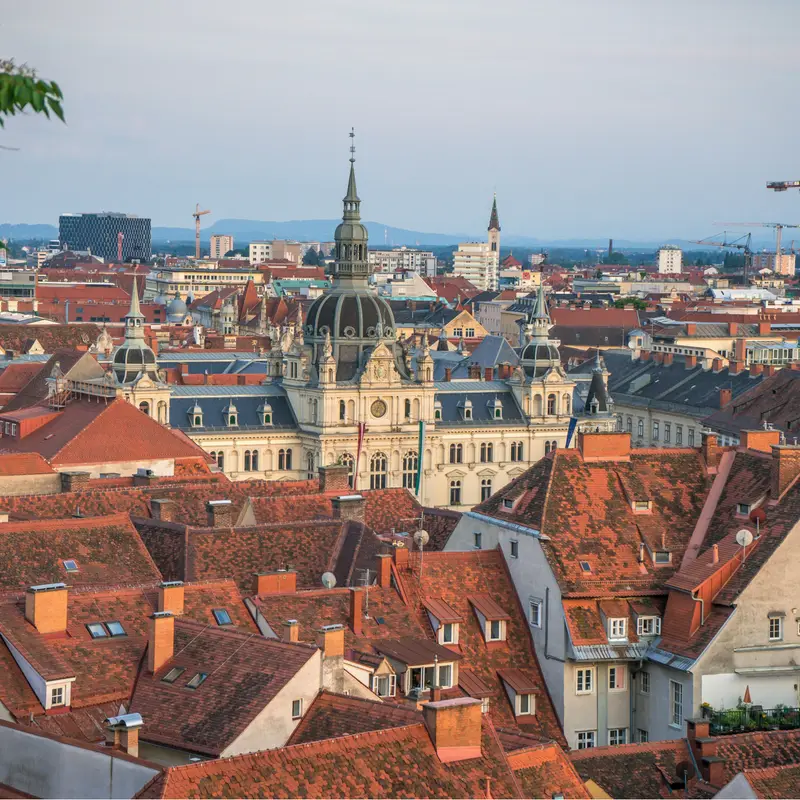 Altstadt von Graz mit dem Uhrturm am Schlossberg – Smart-Locker für Gepäck und Übergaben in Graz