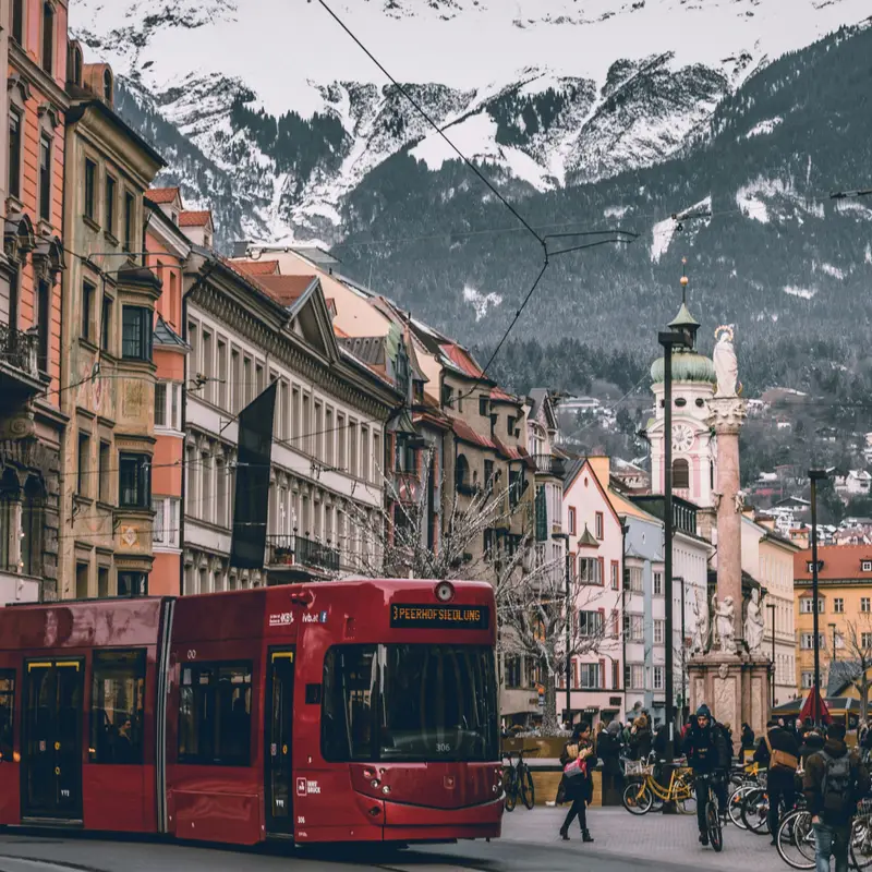Innsbruck mit der Nordkette im Hintergrund – Smart-Locker für Gepäck und Übergaben in Innsbruck